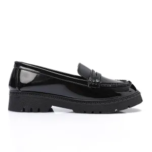 Tassel loafers in shinny black faux leather