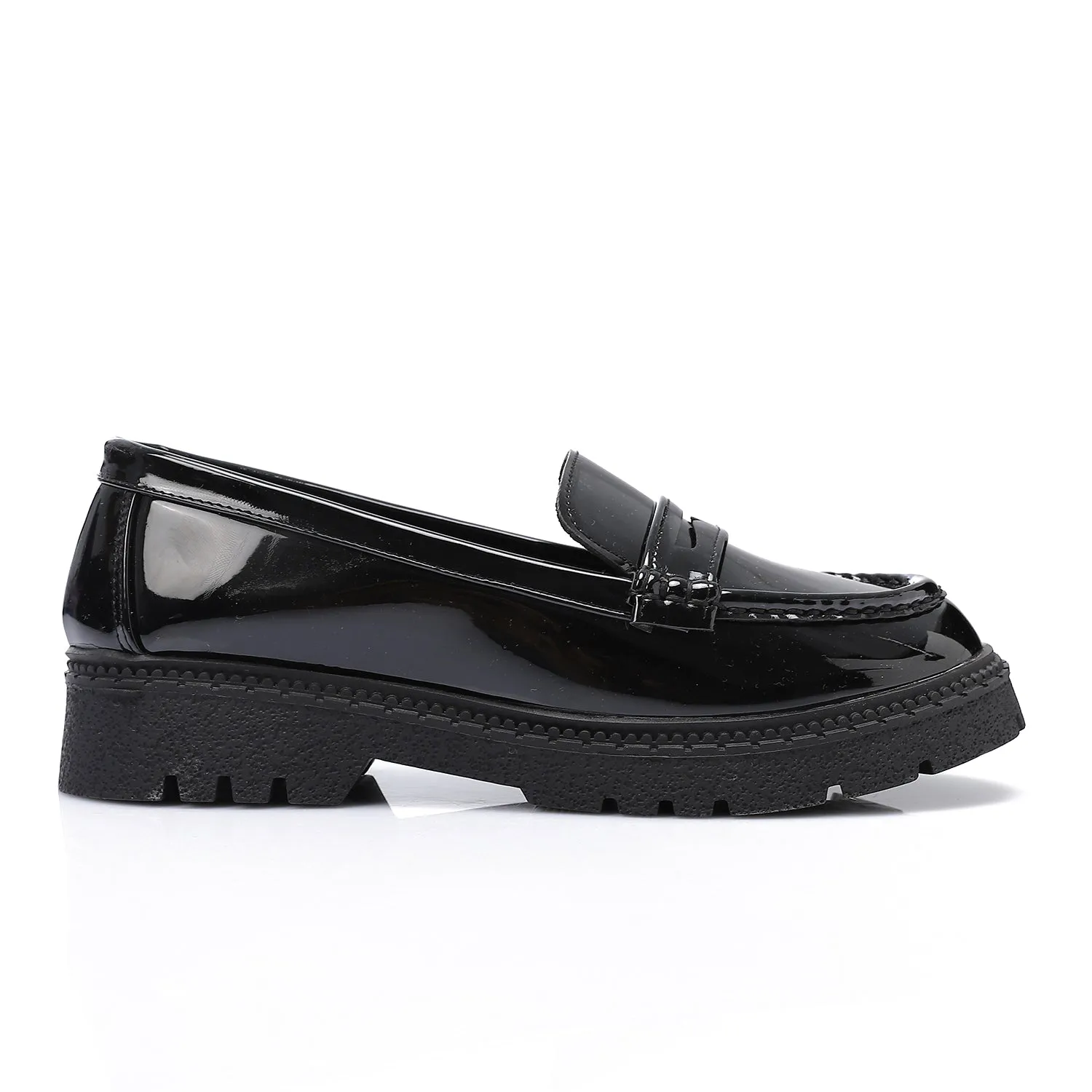 Tassel loafers in shinny black faux leather