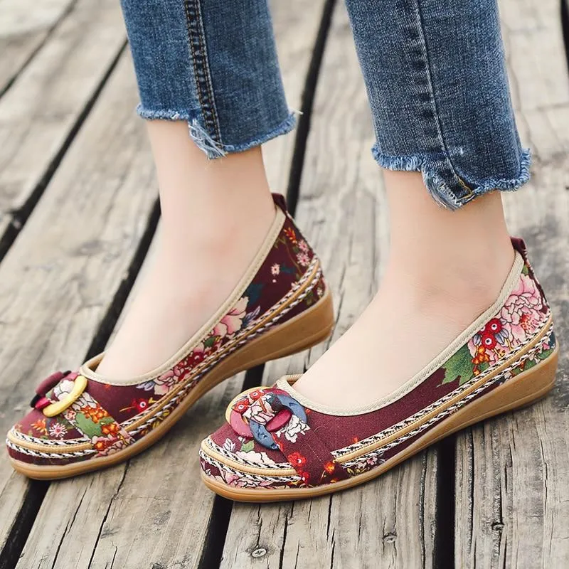Vintage Women Flats Shoes Ladies Round Toe Slip-On Flat with Shallow Mouth Shoe Ethnic Soft Sole Embroidery Loafer