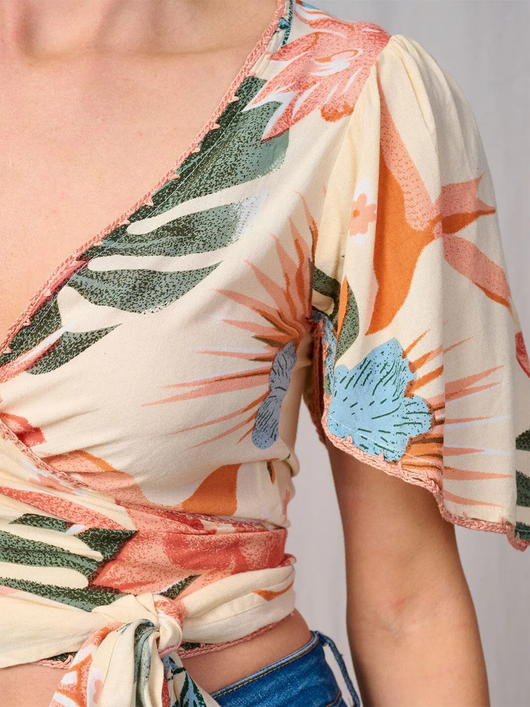 WOMEN'S SHORT SLEEVE FLORAL WRAP CROP TOP